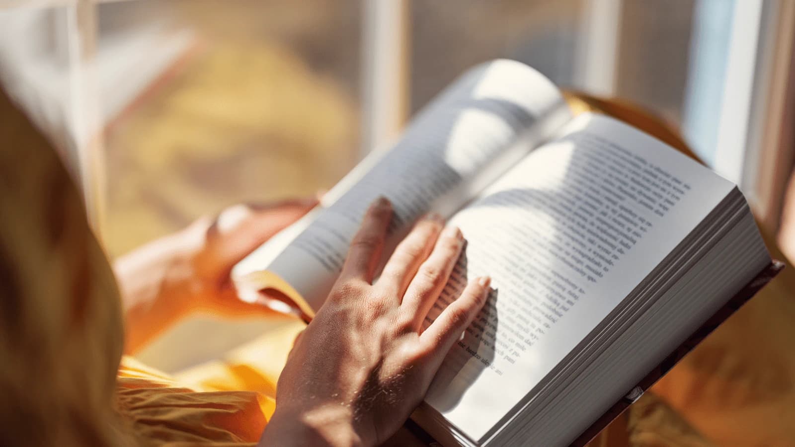 Person læser i en bog