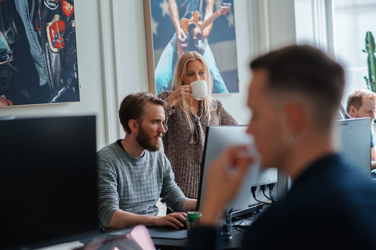 Kolleger der varmer sig sammen i skærmens kolde lys